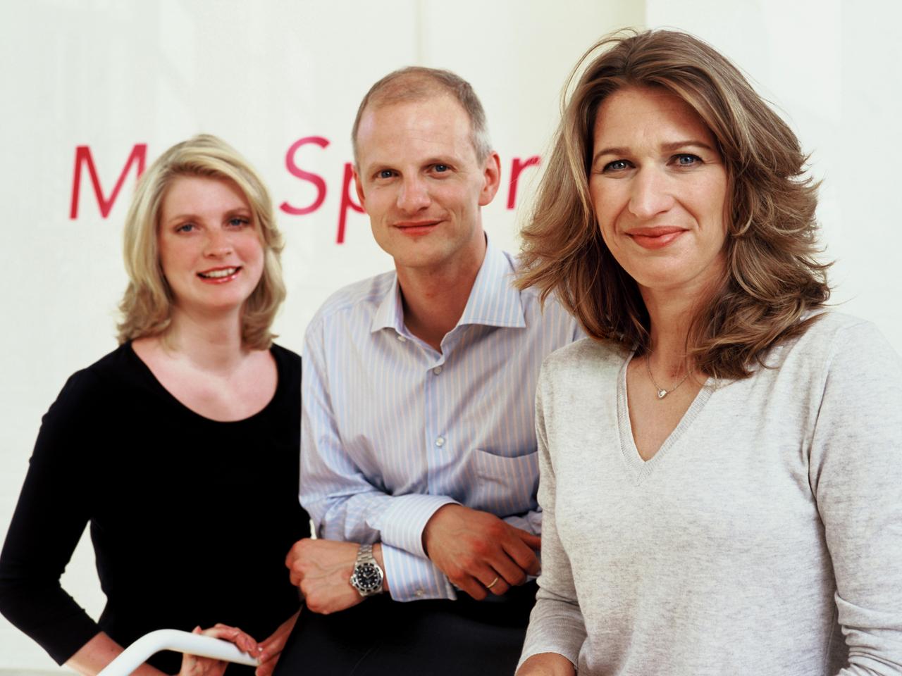 Steffi Graf (r, zusammen mit dem deutschen Geschäftsführer von Mrs. Sporty, Niclas Bönström aus Schweden und seiner deutschen Frau Valerie) präsentiert einen neuen Sportclub für Frauen.