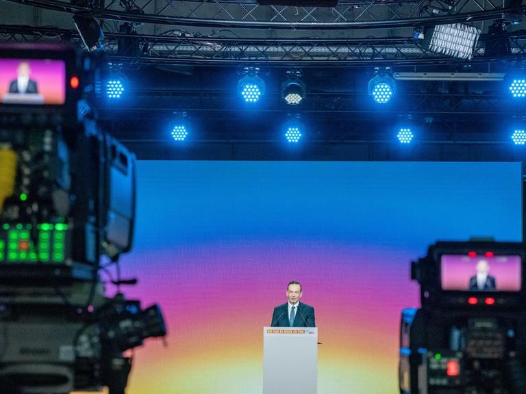 Volker Wissing, Generalsekretär der FDP, spricht beim Bundesparteitag der FDP. Der Parteitag der Liberalen findet als digitaler Parteitag statt und nur das Präsidium ist vor Ort versammelt.