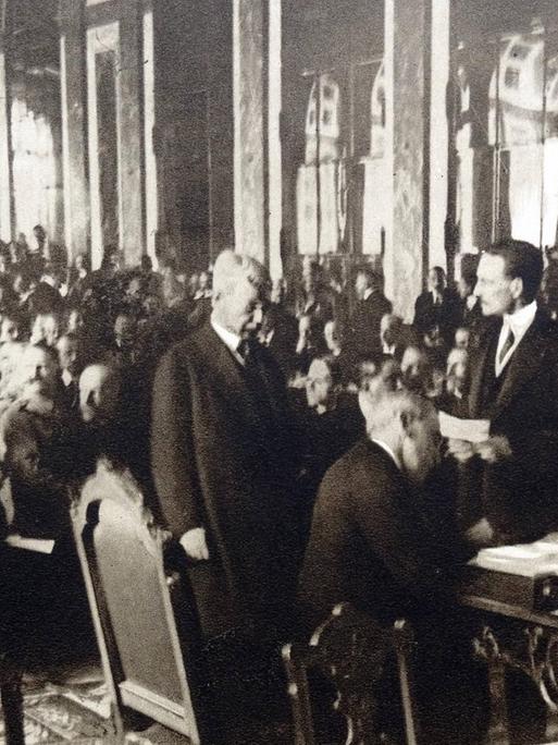 US-Präsident Woodrow Wilson unterzeichnet den Friedensvertrag von Versailles am 28. Juni 1919