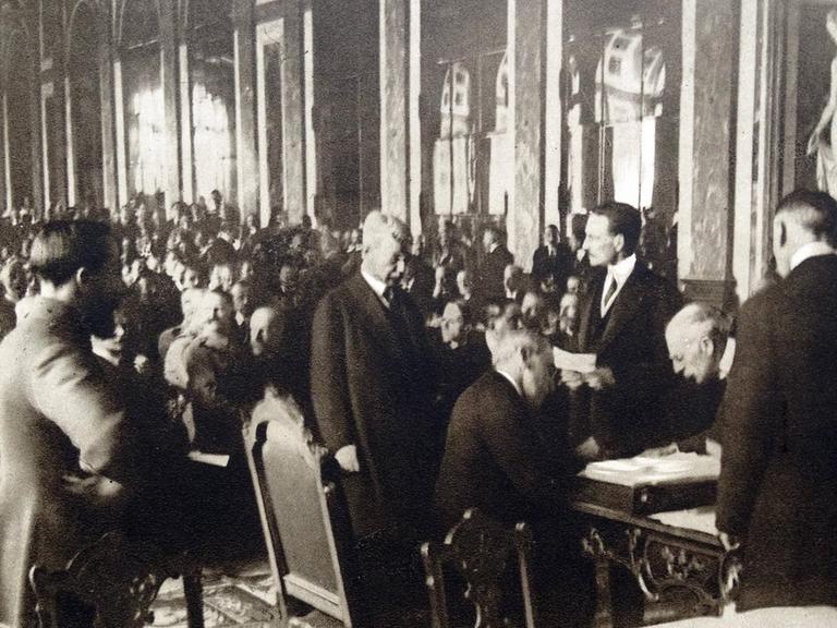 US-Präsident Woodrow Wilson unterzeichnet den Friedensvertrag von Versailles am 28. Juni 1919