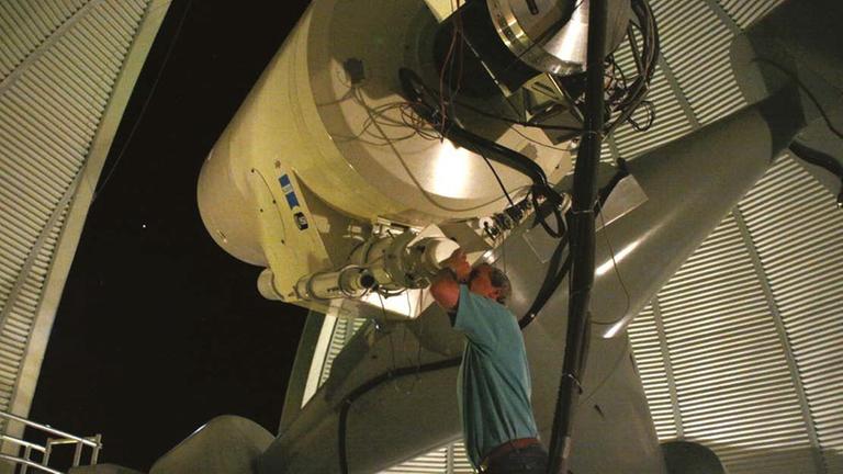Mit Astronom und bei Licht: Inszenierung des Teleskops im nächtlichen Einsatz.