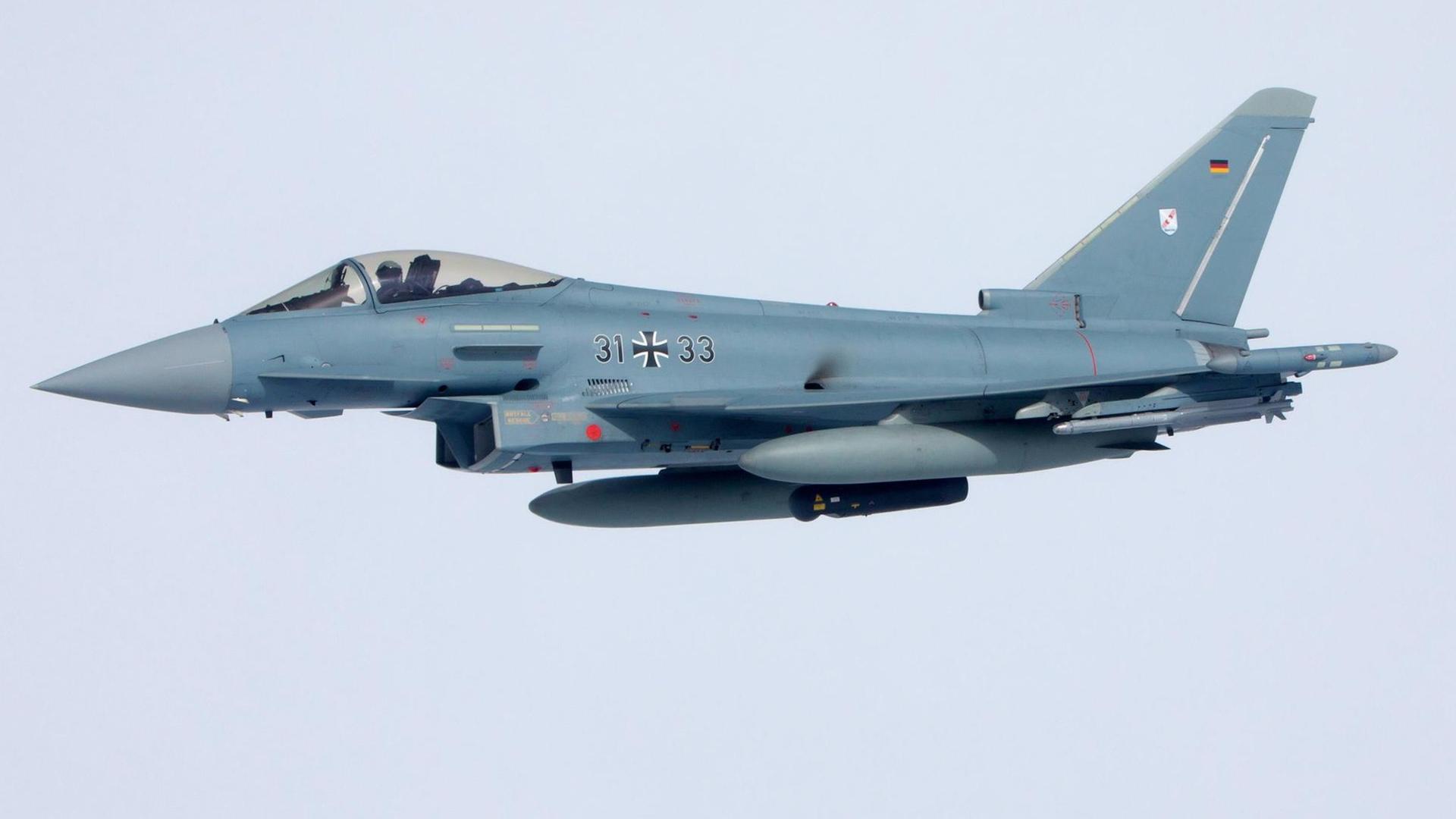 Kampfflugzeug Eurofighter vom Taktischen Luftwaffengeschwader 31 Boelcke in der Luft.
