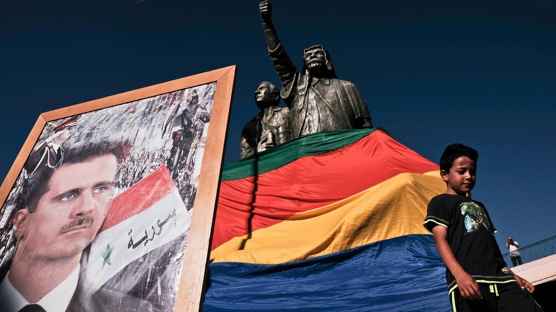 Drusen in Majdal Shams auf dem Golan - die einen pro, die anderen contra Präsident Baschar al-Assad. Im Hintergrund: die Flagge der Drusen