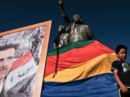 Drusen in Majdal Shams auf dem Golan - die einen pro, die anderen contra Präsident Baschar al-Assad. Im Hintergrund: die Flagge der Drusen