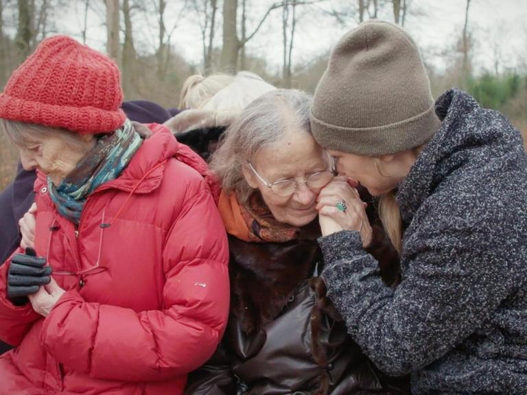 Szene aus dem Dokumentarfilm "Mitgefühl" von Louise Detlefsen: Demenzkranke Bewohner eines dänischen Pflegeheims werden fürsorglich bei einem Spaziergang von Pflegekräften betreut.