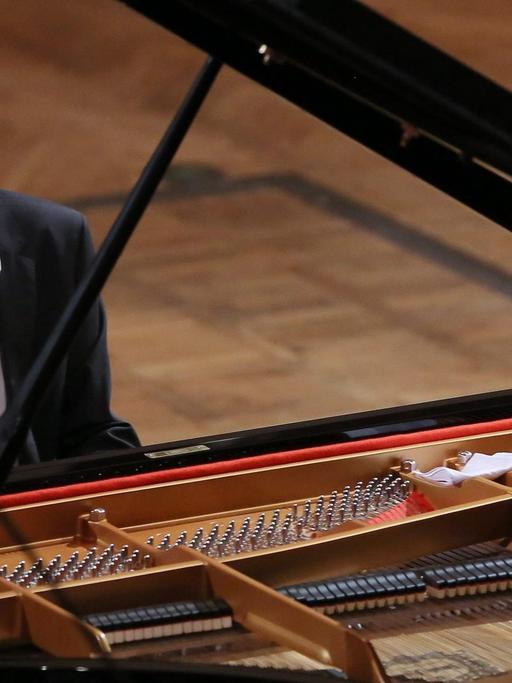 Der US-Pianist Eric Lu am Flügel während der 17. International Fryderyk Chopin Piano Competition in Warschau m 4. Oktober 2015