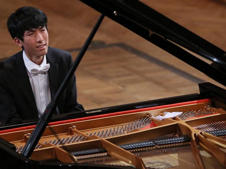 Der US-Pianist Eric Lu am Flügel während der 17. International Fryderyk Chopin Piano Competition in Warschau m 4. Oktober 2015