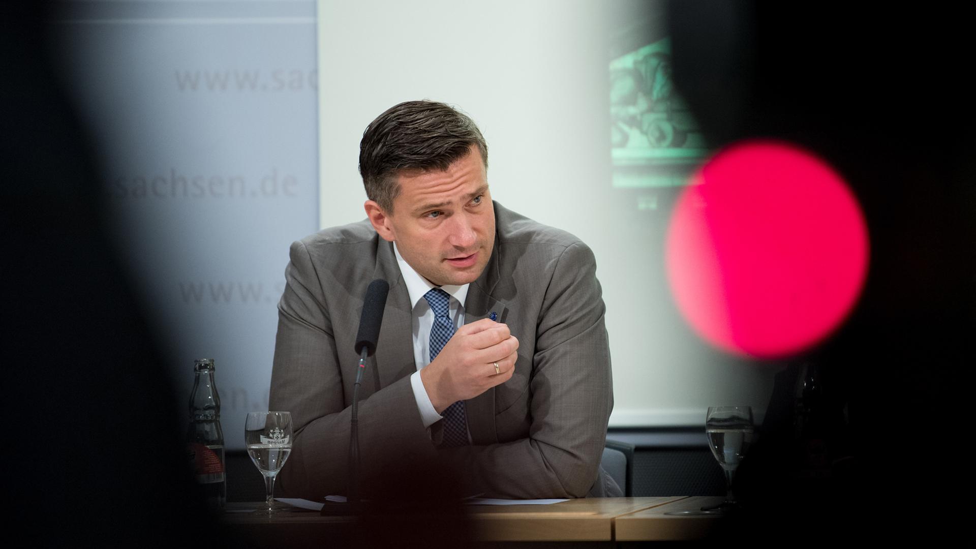22.06.2018, Sachsen, Dresden: Martin Dulig (SPD), Wirtschaftsminister von Sachsen, spricht bei der Kabinetts-Pressekonferenz zur Haushaltsklausur zum Doppelhaushalt 2019/2020