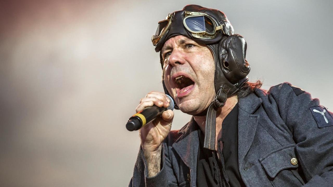 Die englische Heavy-Metal-Band Iron Maiden spielt im schwedischen Solvesborg am 7. Juni 2018. Im Bild Sänger Bruce Dickinson im Flieger-Outfit auf der Bühne.