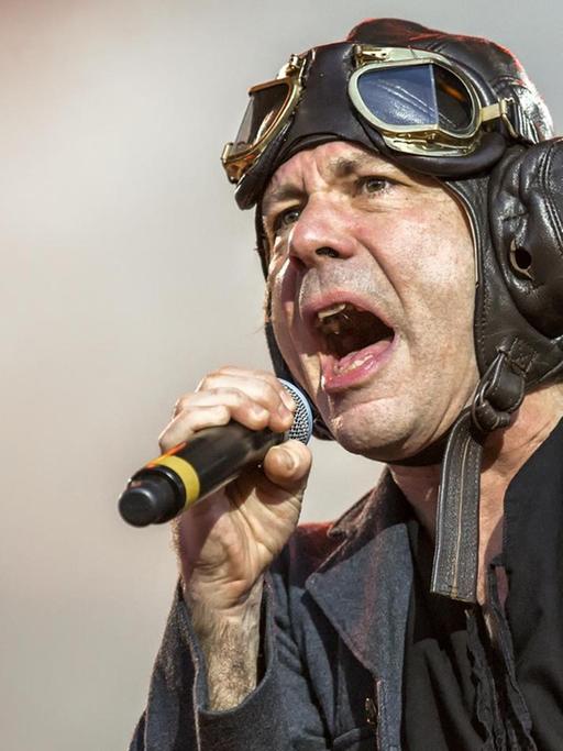 Die englische Heavy-Metal-Band Iron Maiden spielt im schwedischen Solvesborg am 7. Juni 2018. Im Bild Sänger Bruce Dickinson im Flieger-Outfit auf der Bühne.