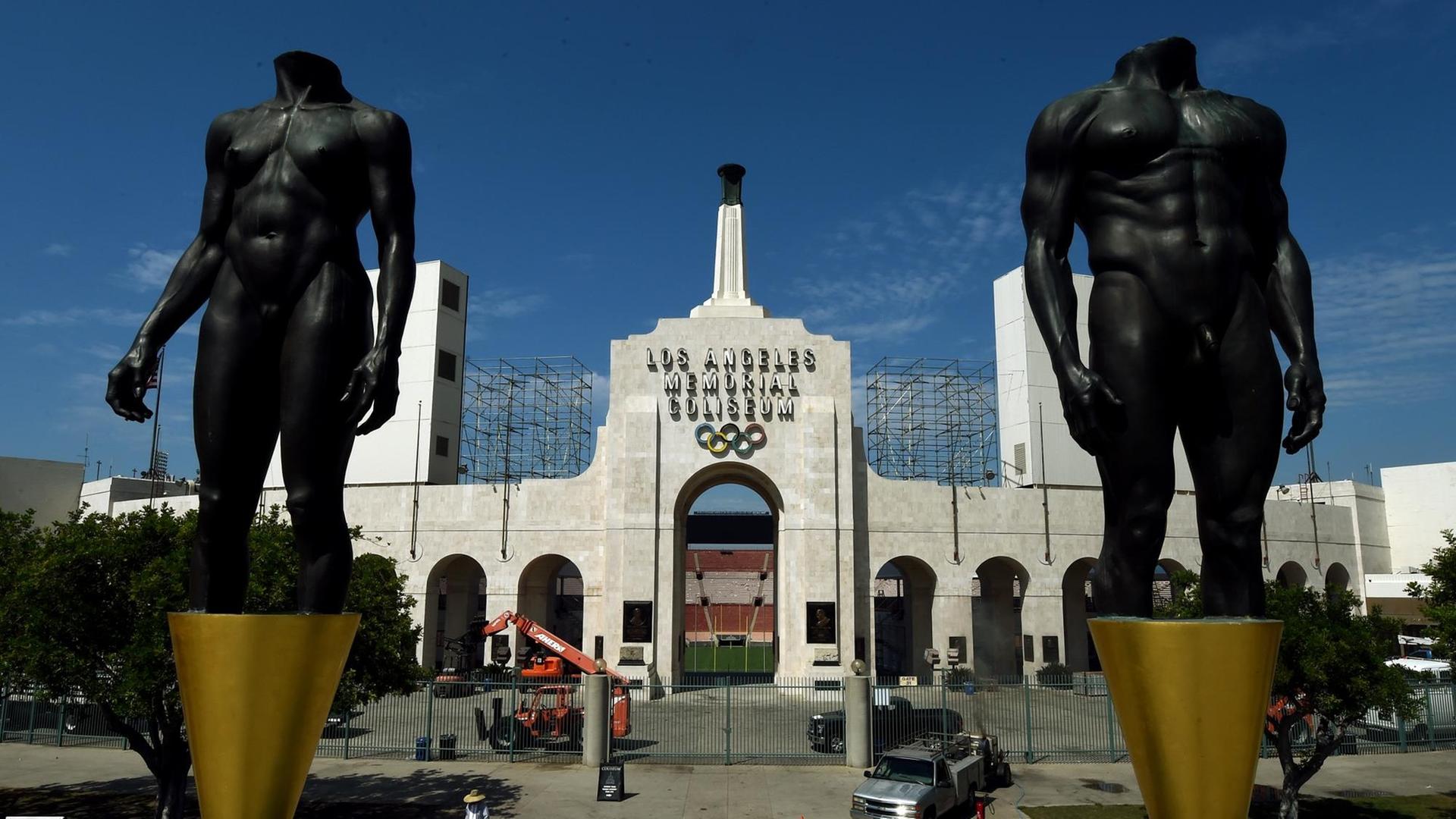 Zu sehen ist das "Memorial Coliseum", das ist der Name für ein Stadion in Los Angeles. Dort waren schon Olympische Spiele 1932 und 1984.