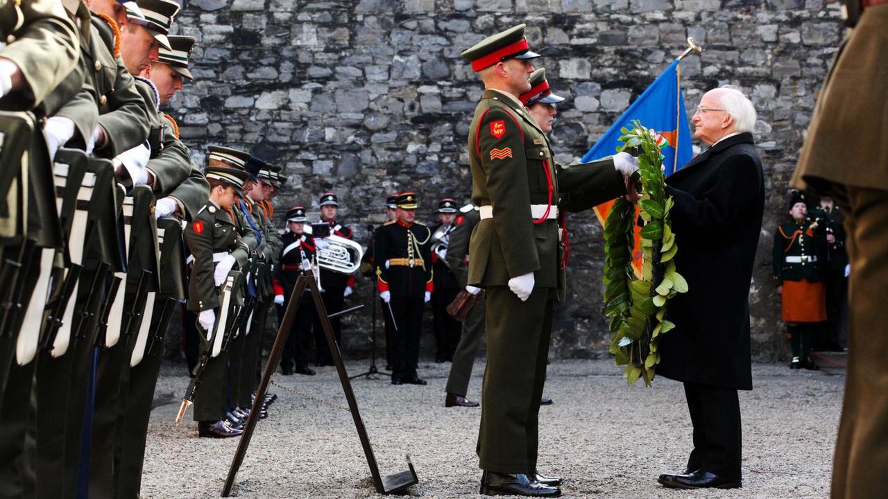 Präsident Michael D. Higgins legt bei den Feierlichkeiten zum 100. Jahrestag des Osteraufstands in Irland einen Kranz nieder