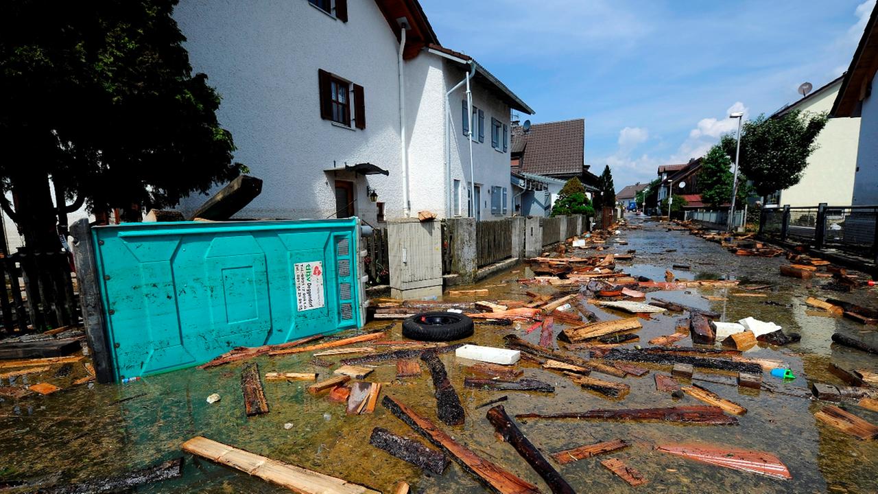 Treibgut schwimmt am 08.06.2013 im Deggendorfer Ortsteil Fischerdorf (Bayern) im Hochwasser der Donau. Foto: Marius Becker/dpa