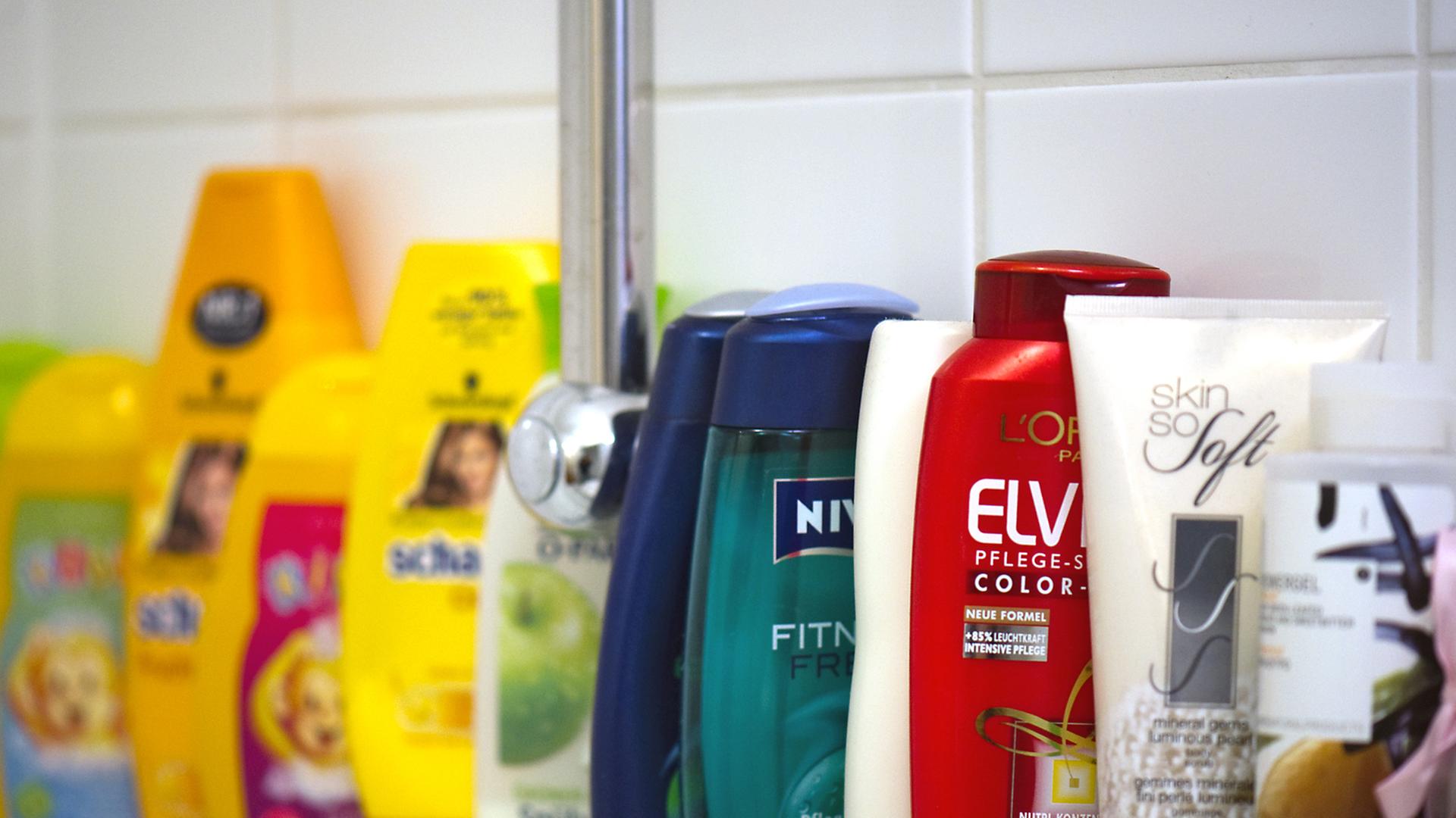 Körperpflege-Produkte stehen in einer Reihe auf einem Badewannenrand