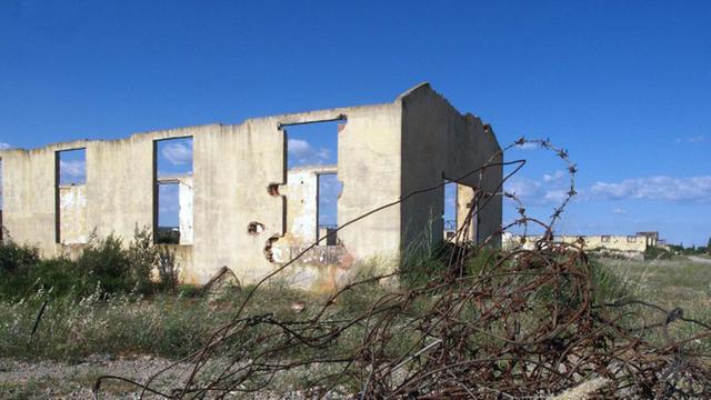 Die Ruinen des früheren Konzentrationslagers in Rivesaltes in den östlichen Pyrenäen, aufgenommen am 13. Juni 2004.