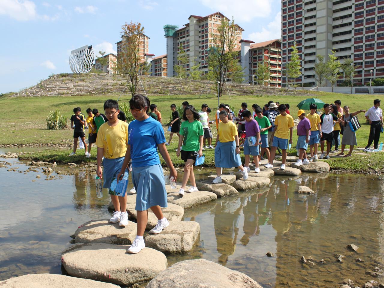 Kinder und Jugendliche aus Singapur am Wasser
