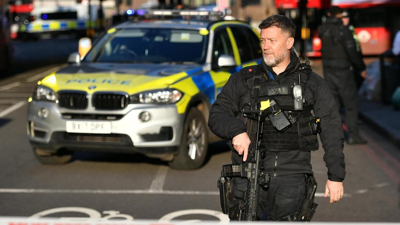 Polizei am Tatort eines Vorfalls auf der London Bridge im Zentrum Londons. Britischen Medien zufolge ist es auf der London Bridge in der britischen Hauptstadt zu einem gewaltsamen Zwischenfall gekommen. Dabei sollen mehrere Schüsse gefallen sein.