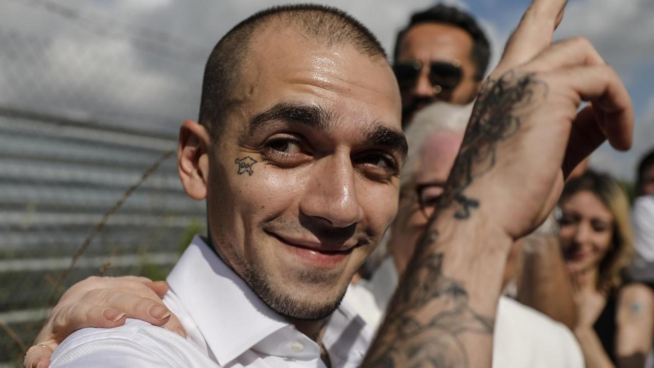 Der türkische Rapper Ezhel grüßt seine Fans nach seiner Freilassung aus der Haft im Juni 2018.

Sercan Ipekcioglu, better-known as rapper "Ezhel," salutes his fans after being released from the prison in Istanbul, Tuesday, June 19, 2018. A court in Istanbul has acquitted Ezhel of the charge of inciting drug use in his song lyrics and video clips. Ipekcioglu was detained by narcotics police in Istanbul last month and later charged with encouraging drug use.(DHA- Depo Photos via AP) |