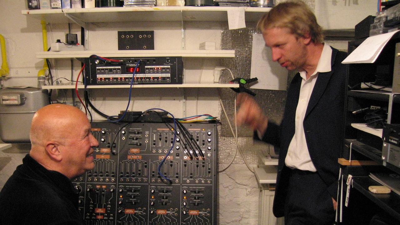 Besuch bei Conrad Schnitzler in seinem Keller-Studio, zusammen mit Andreas Schneider (links).