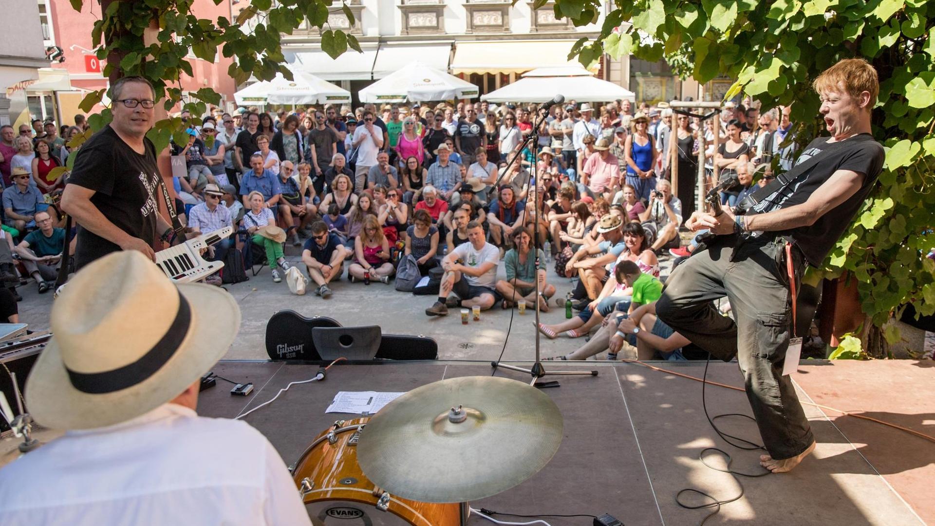 Straßenmusik beim Rudolstadt Festival in der Innenstadt. Das Festival für Weltmusik ist das größte seiner Art in Deutschland.