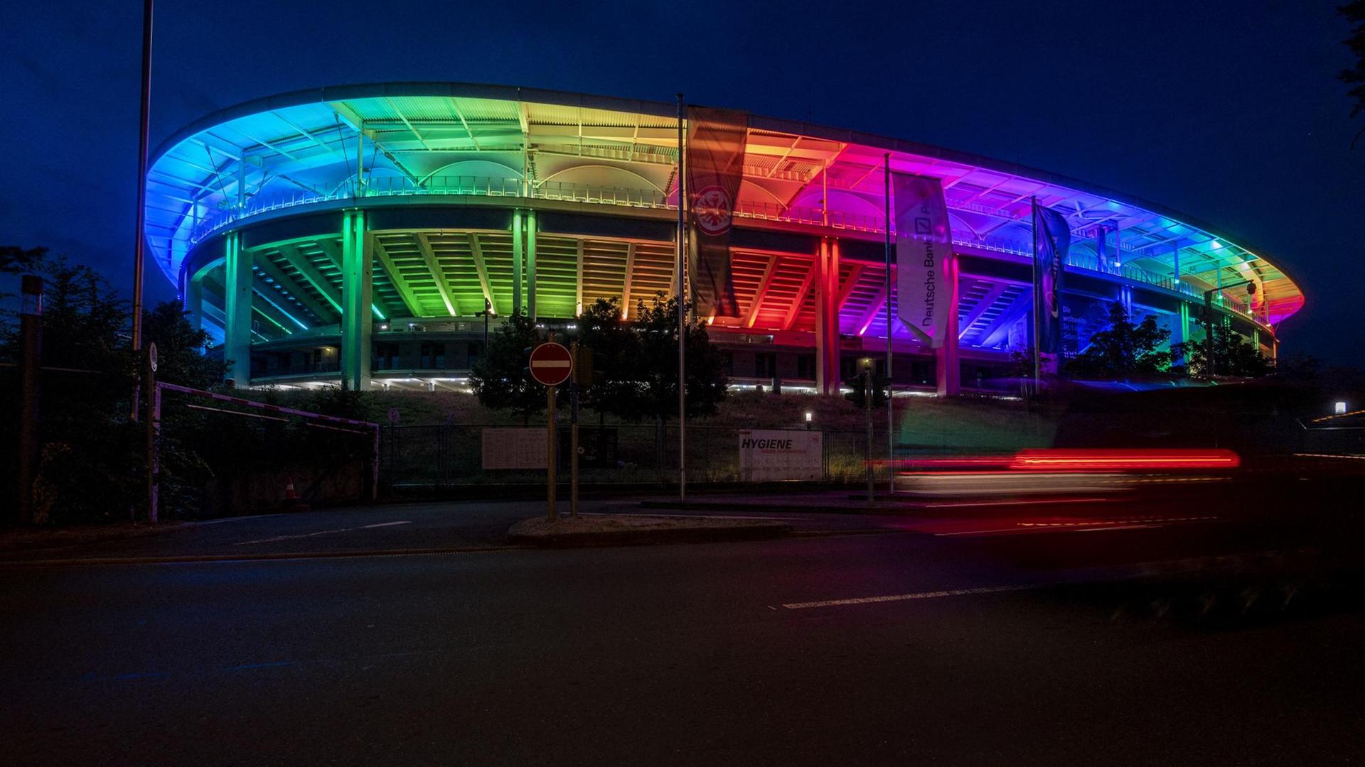 Das Frankfurter Fußballstadion Deutsche Bank Park in Regenbogenfarben als Zeichen gegen Homophobie erleuchtet.