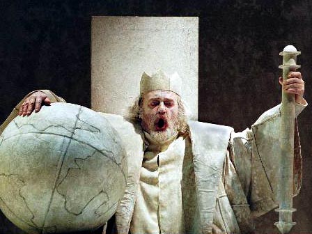 Scheitert bei der Verteilung seines Erbes: Shakespeares King Lear, hier in einer Inszenierung in Dresden 1999 Scheitert bei der Verteilung seines Erbes: Shakespeares King Lear, hier in einer Inszenierung in Dresden 1999