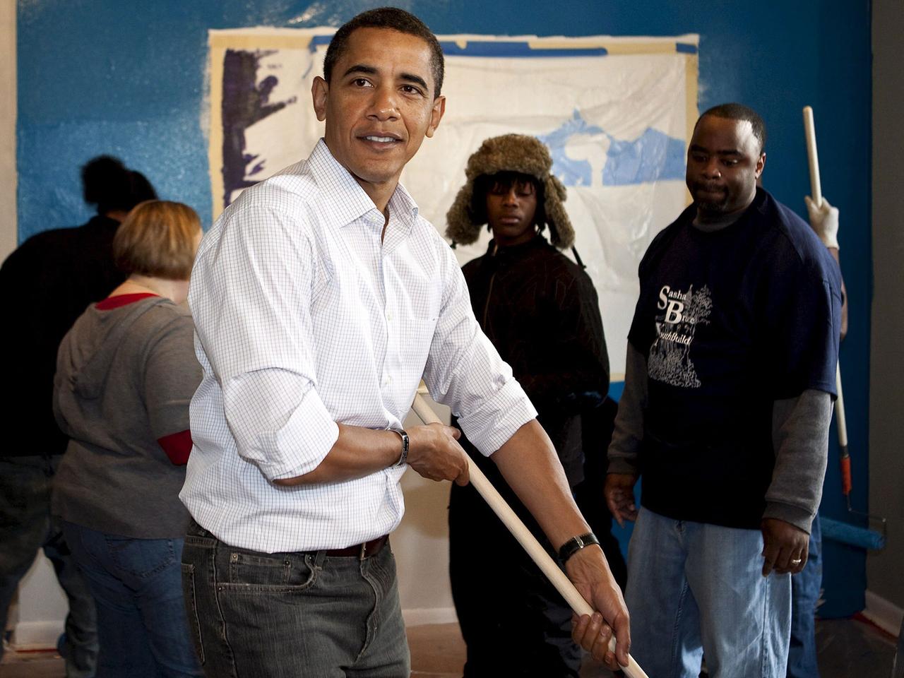 US-Präsident Barack Obama 2009 bei Malerarbeiten in einem Haus für obdachlose und vernachlässigte Jugendliche in Washington.