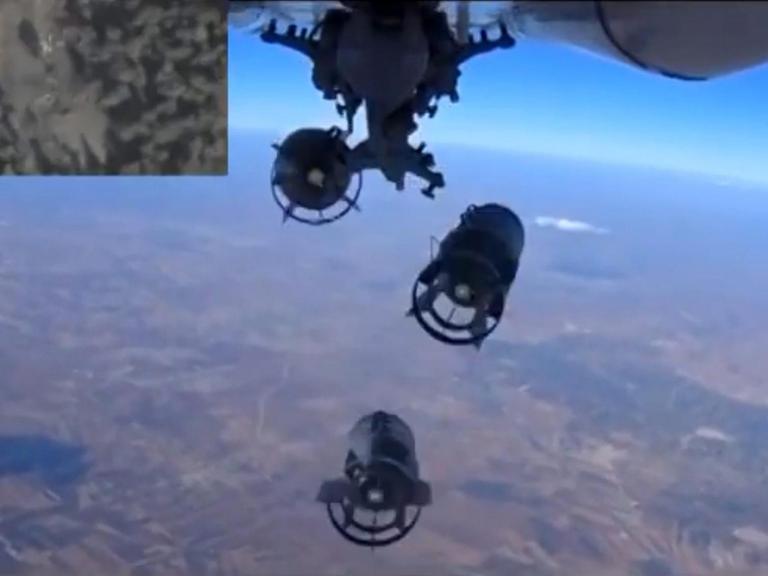 Ein Standbild aus einem Video des russischen Militärs zeigt den Abwurf von Bomben über Syrien.