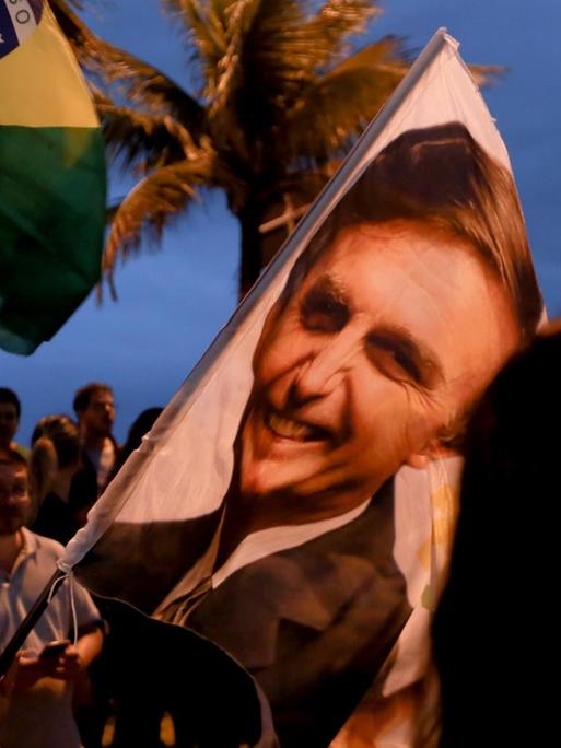 07.10.2018, Brasilien, Rio de Janeiro: Unterstützer des rechtspopulistischen Kandidaten bei der Präsidentenwahl, Bolsonaro, jubeln während der Wahlen und warten auf die Wahlergebnise.