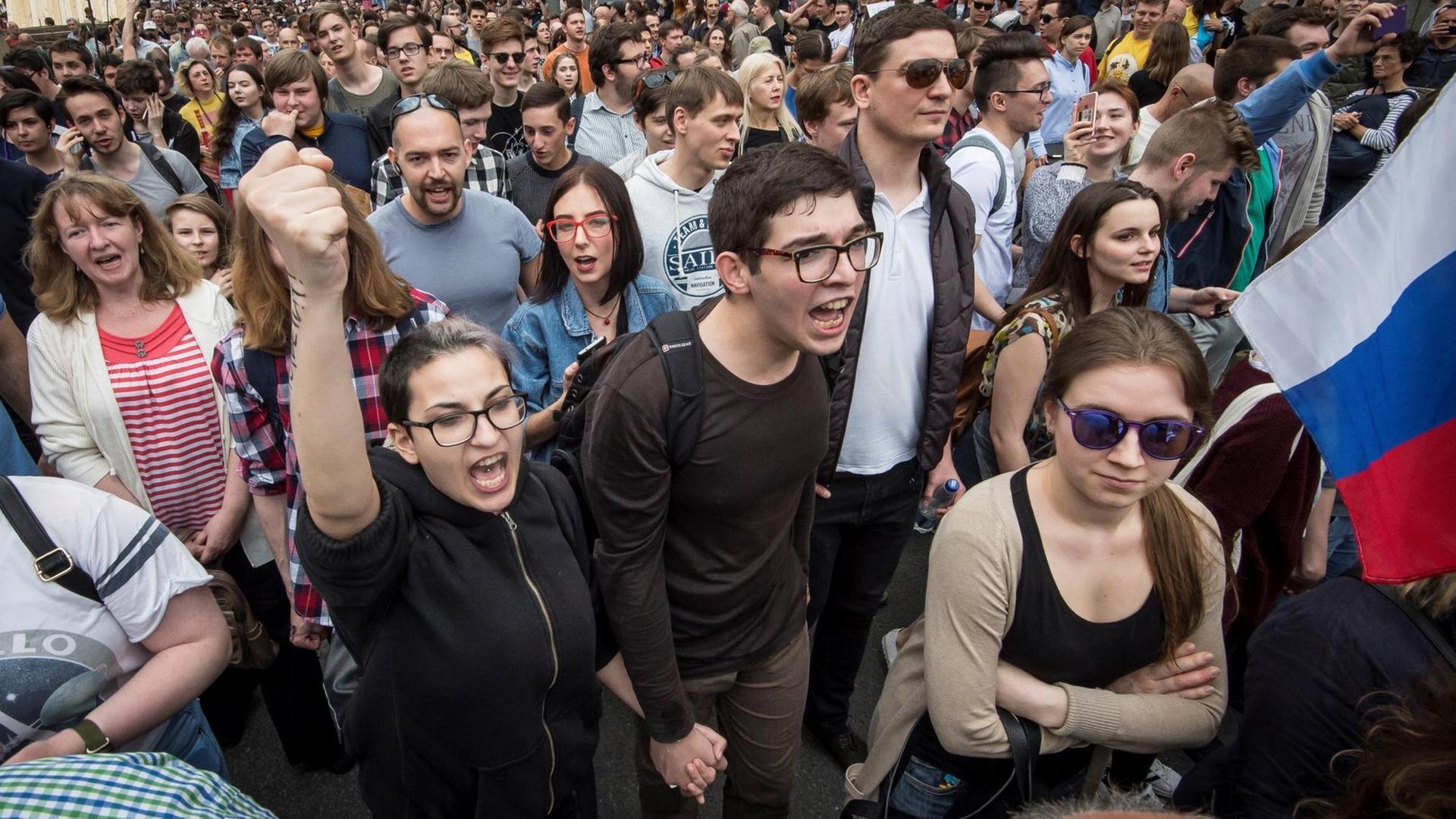 Junge Demonstranten bei einer nicht genehmigten Kundgebung der Opposition in Moskau am 12. Juni 2017