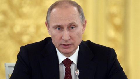 Russlands Präsident Wladimir Putin hält auf einer Regierungssitzung ein Manuskript in der Hand.