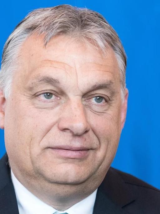 Viktor Orbán, Ministerpräsident von Ungarn, sitzt im Juli 2018 anlässlich eines Treffens mit Bundestagspräsident Schäuble im Deutschen Bundestag vor einer Europa-Flagge.