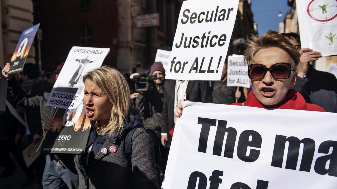 Mitglieder der Organisation "Beendigung des Klerusmissbrauchs" (ECA), demonstrieren während des päpstlichen Gipfels zur Krise des sexuellen Missbrauchs in der katholischen Kirche in Rom.
