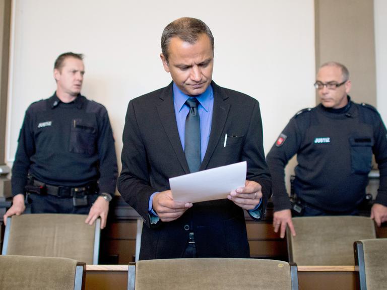 Der frühere SPD-Bundestagsabgeordnete Sebastian Edathy am 02.03.2015 im Landgericht in Verden.