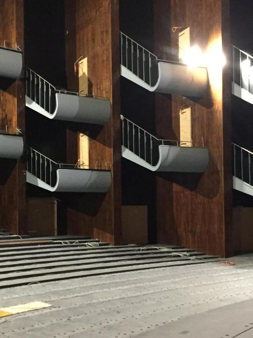 Der Zuschauerraum der Kölner Oper während der Sanierung. Man sieht Logenplätze und einen Zuschauerraum ohne Stühle