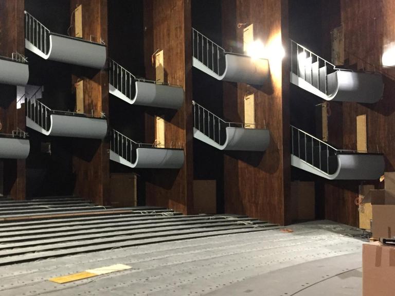 Der Zuschauerraum der Kölner Oper während der Sanierung. Man sieht Logenplätze und einen Zuschauerraum ohne Stühle