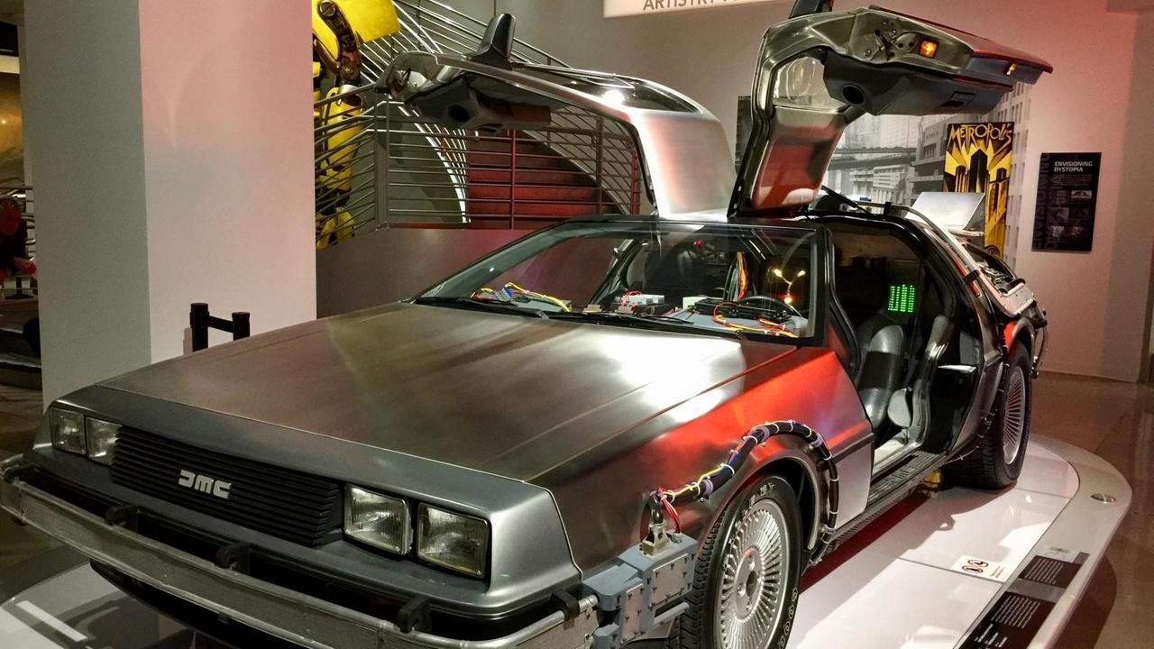 Ein Ausstellungsstück aus Los Angeles: Der Wagen DeLorean aus der Reihe "Zurück aus der Zukunft" mit sich nach oben öffnenden Flügeltüren.