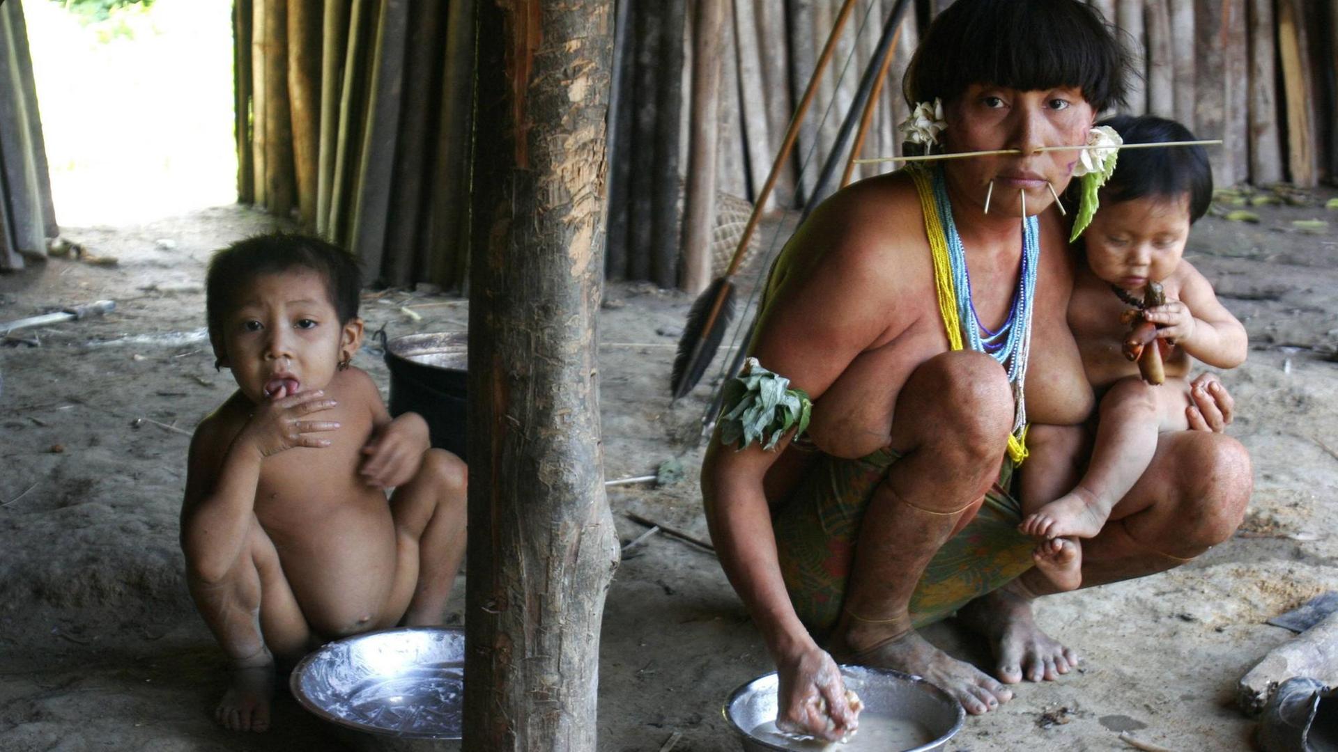 Im Amazonas-Regenwald lebende Yanomami-Familie, aufgenommen im Frühjahr 2011