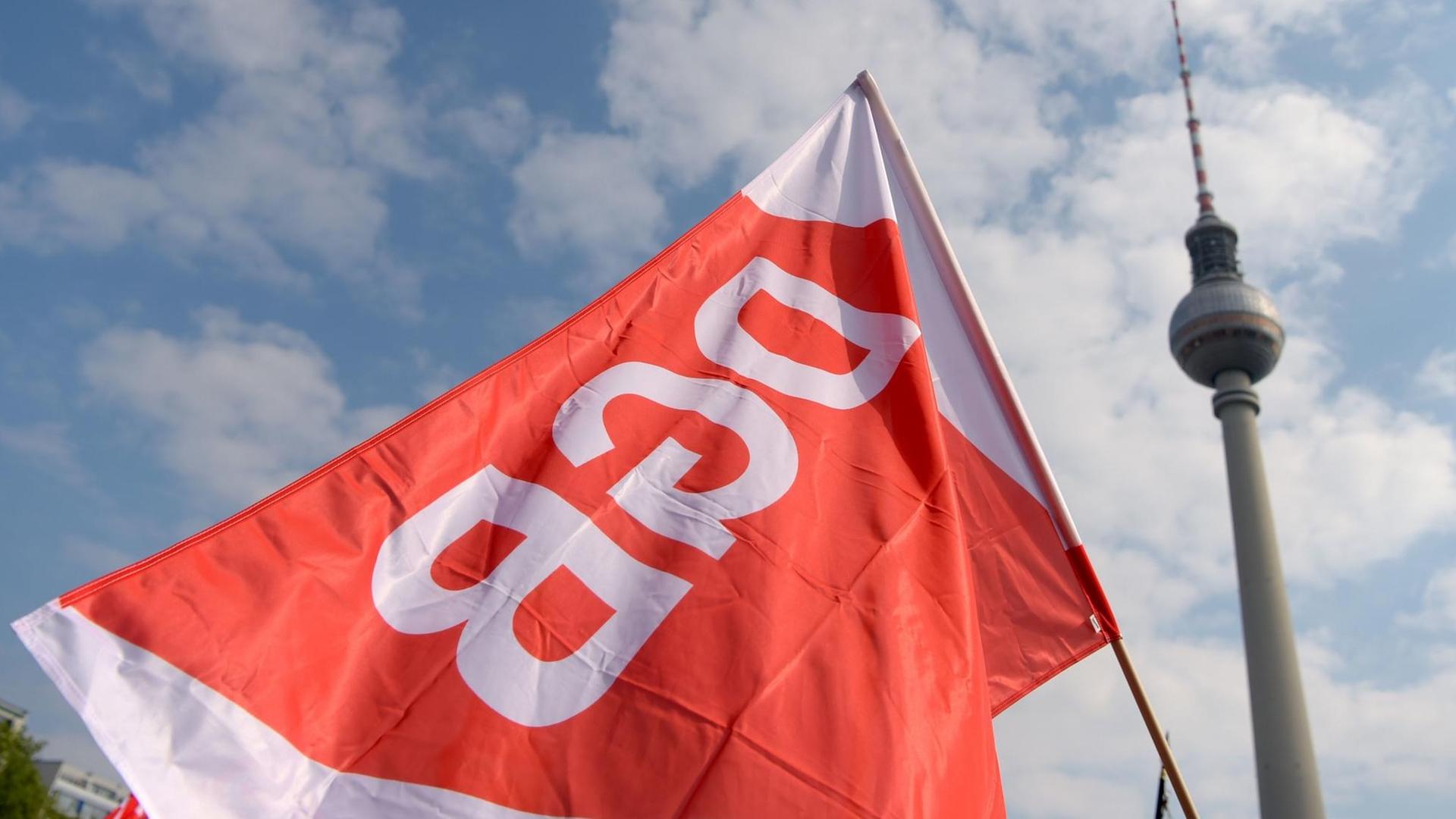 Mitglieder des Deutschen Gewerkschaftsbundes (DGB) demonstrieren am 01.05.2017 vor dem Fernsehturm in Berlin. Mitglieder des Deutschen Gewerkschaftsbundes (DGB) demonstrieren am 01.05.2017 vor dem Fernsehturm in Berlin.