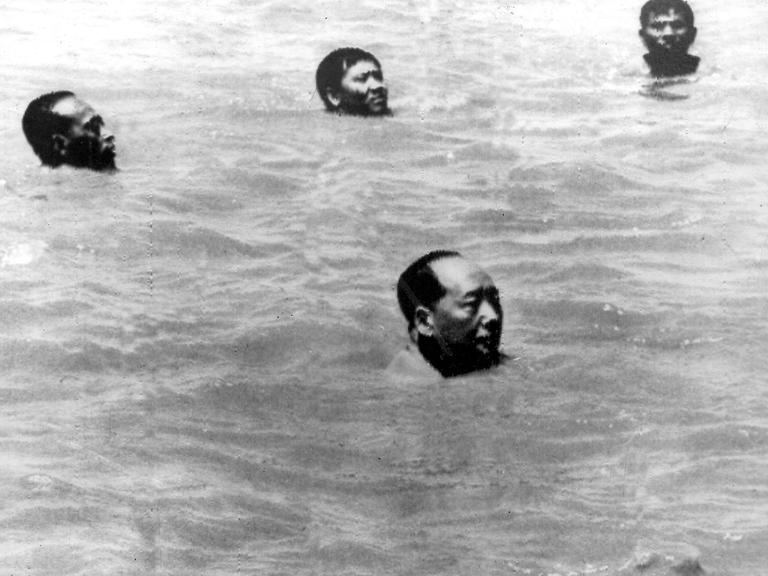 Um Gerüchte über seinen schlechten Gesundheitszustand zu entkräften schwimmt der 72-jährige chinesische Staatsführer Mao Tsetung (vorn) am 27.7.1966 eine Strecke von 15 Kilometern im Fluß Jangtse. Rund 5000 Chinesen folgen seinem Beispiel.