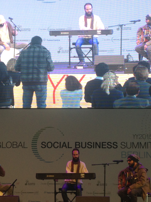 Die syrische Band Khebez Dawle auf dem Social Business Summit in Berlin. Die Band ist auf der Bühne und bereitet sich auf ihren Auftritt vor.