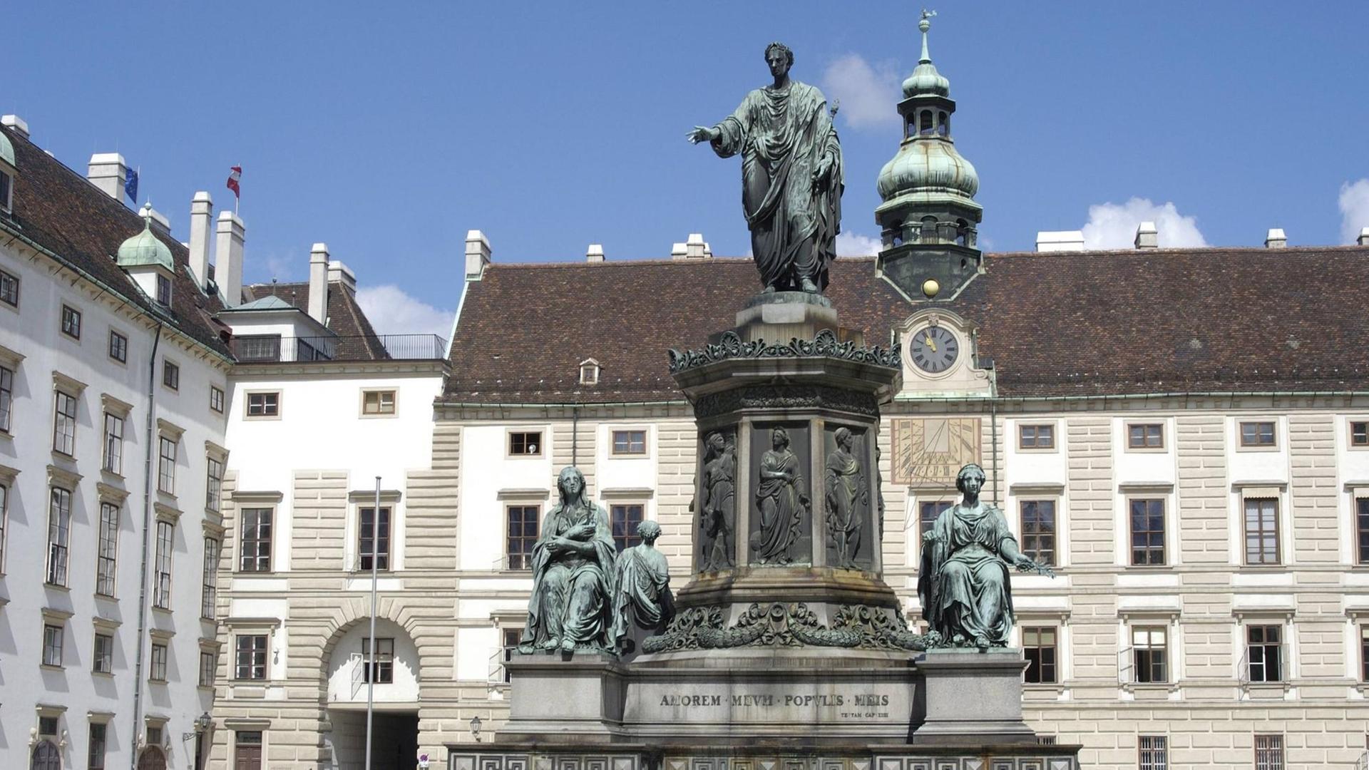 Denkmal von Kaiser Franz II. im inneren Burghof der Hofburg Wien.