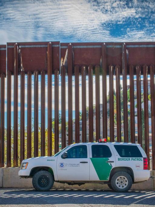 Ein Auto der US-Grenzpolizei wartet am Zaun zwischen den USA und Mexiko in der Nähe von Nogales.