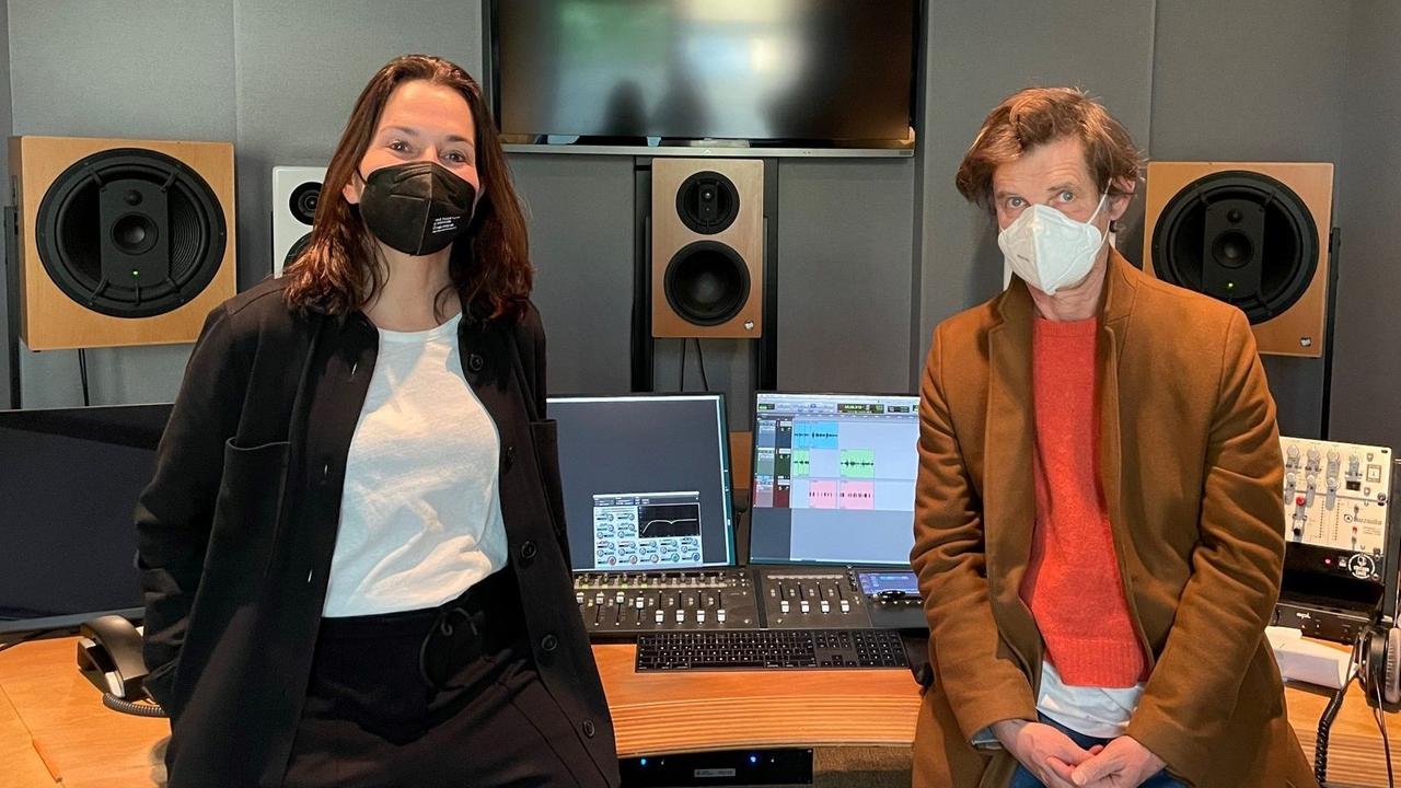 Anne Will und Anne Will und Lars Rudolph (als "Gegenwart") bei der Produktion der Wurfsendungs-Serie "Traumberuf Gegenwart" im Studio.