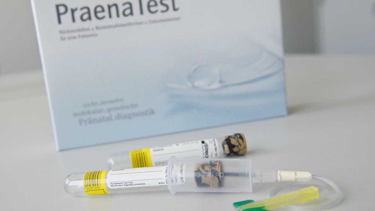 Ein sogenannter "Praena-Test", der über eine vorgeburtliche Blutentnahme Aufschluss über eine mögliche Erkrankung des Kindes an Trisomie 21 geben soll, liegt auf einem Tisch.