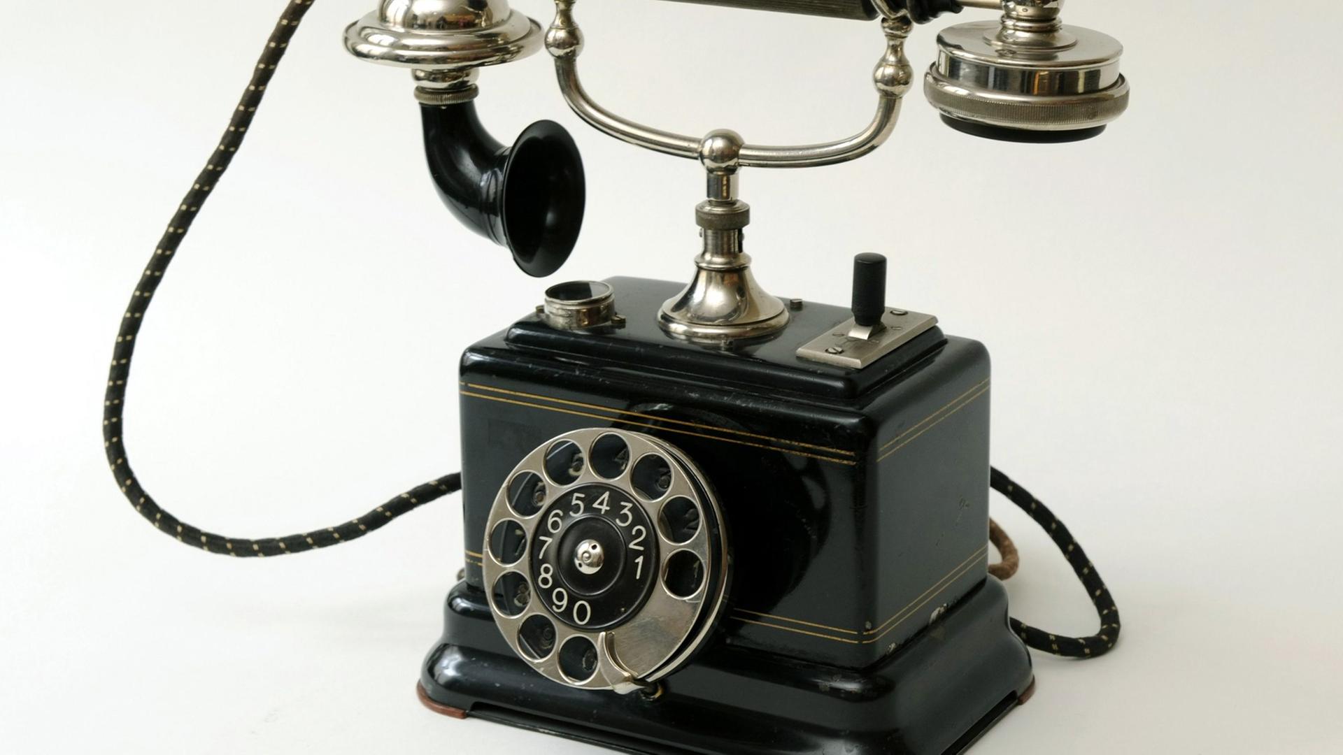 Ein historisches Telefon mit Wählscheibe. Foto: LEHTIKUVA / Pekka Sakki +++(c) dpa - Report+++