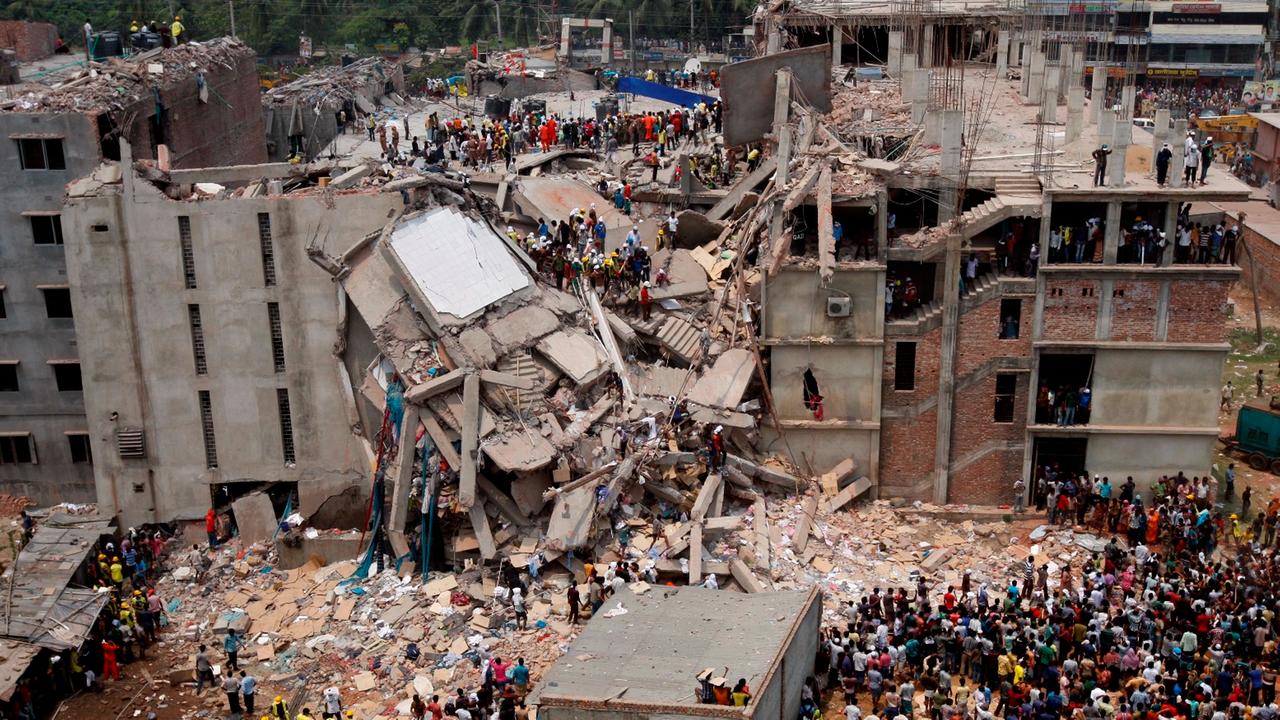 epa03676231 Rescue workers take part in the rescue of the eight-storey building Rana Plaza which collapsed at Savar, outside Dhaka, Bangladesh, 25 April 2013. Rescuers recovered at least 187 bodies from the rubble of the collapsed building that housed mos