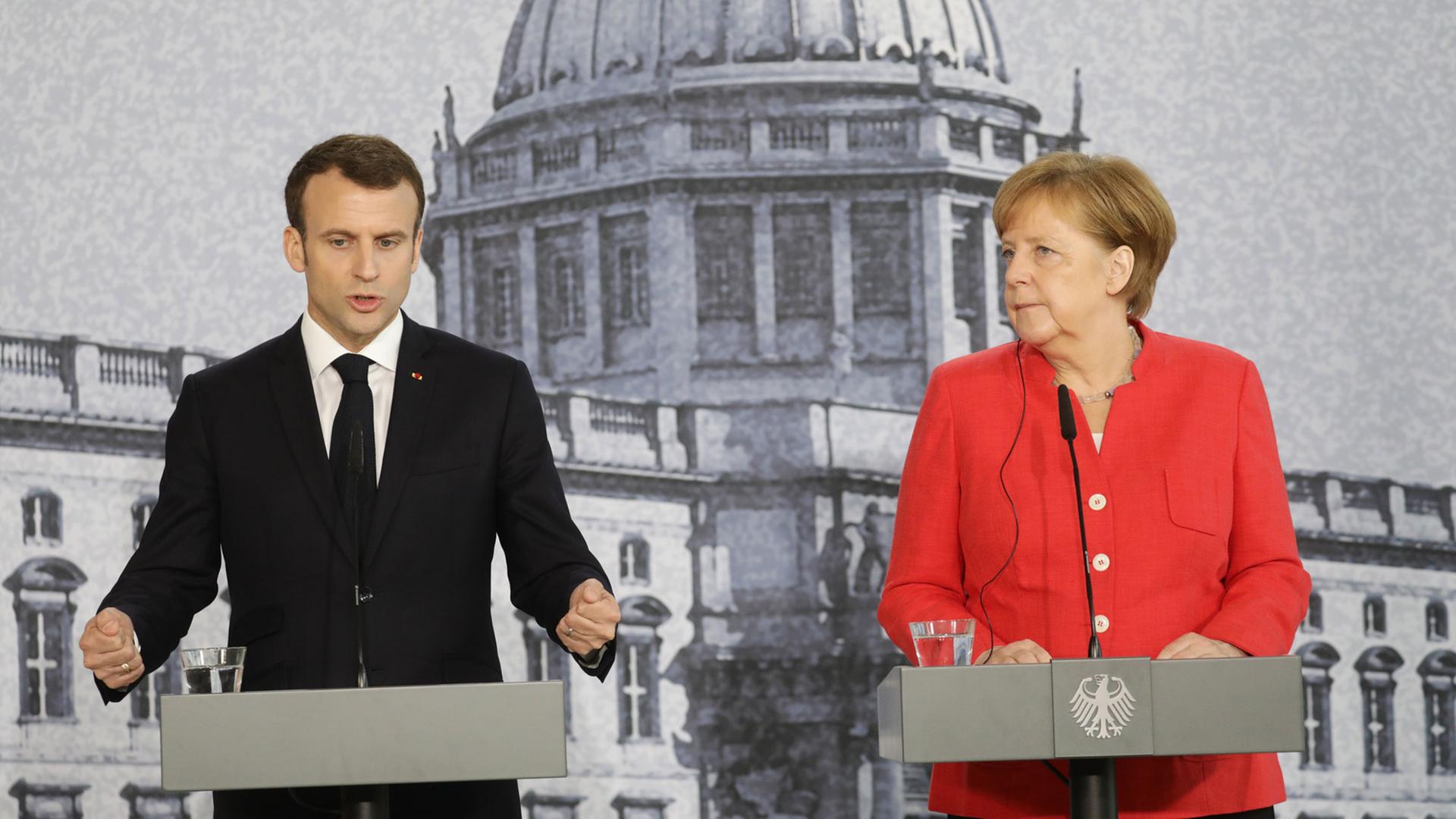 Bundeskanzlerin Angela Merkel (CDU) und der französische Präsident Emmanuel Macron