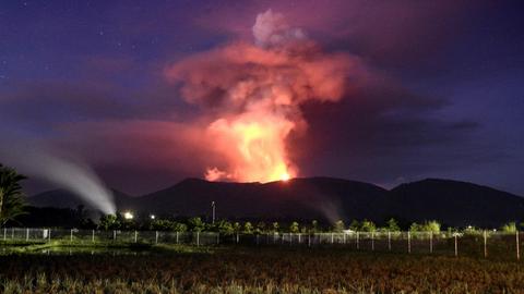 Entlang der Subduktionszonen bilden sich Vulkanketten. Hier der Soputan in Indonesien bei einem Ausbruch im Februar 2016.