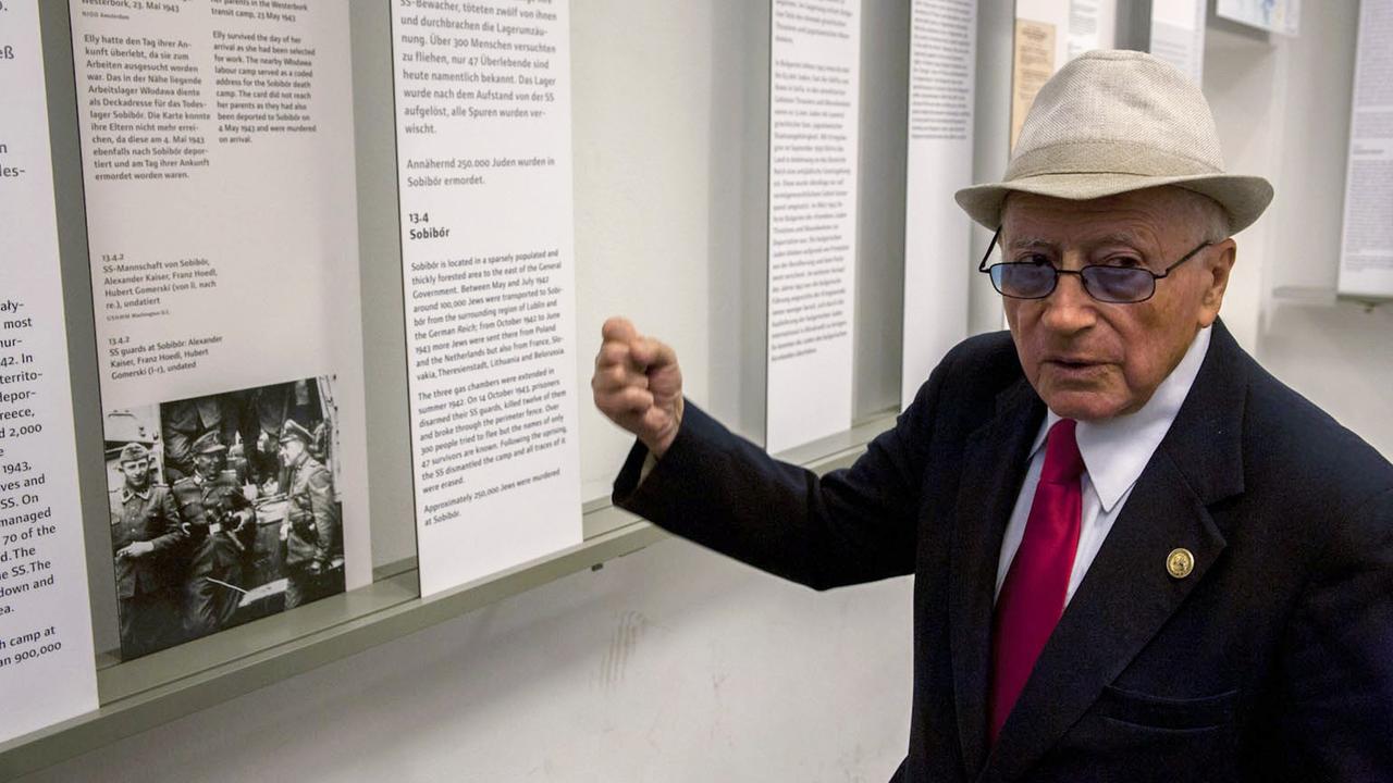 Philip Bialowitz, einer der wenigen Überlebenden des deutschen Vernichtungslagers Sobibor, erkennt auf den Bildern einer Ausstellung in der Gedenkstätte Haus der Wannsee-Konferenz einen seiner Peiniger.